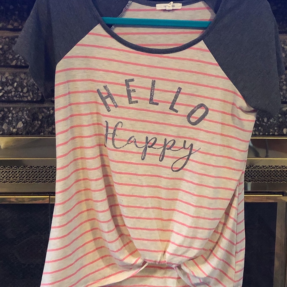 4/20🌟Maurices "Hello Happy" s/s shirt (Sz Med)